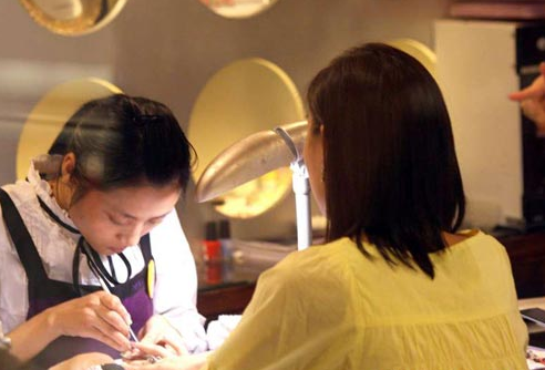 新时代学校为你揭秘凤姐的美甲师生活