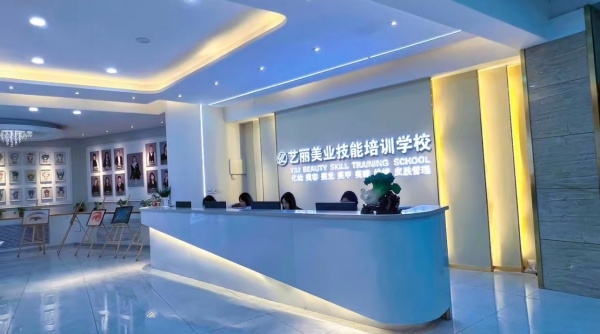 零基础学美甲难吗？兰州艺丽资深导师手把手教学，新手零压力