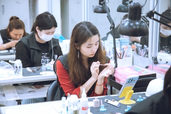 深圳学美甲选哪家？认准深圳艺丽美业培训学校